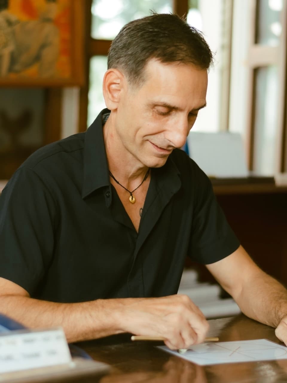 Tony Hemery dessinant l’Éclat Initial, créateur de la méthode