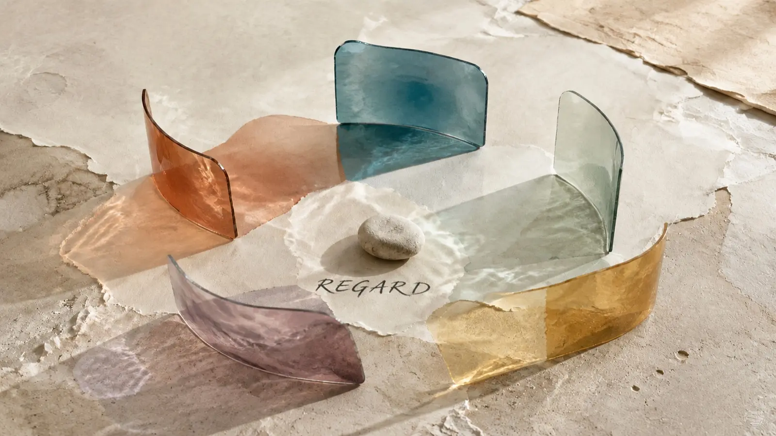 Verres colorés disposés autour du mot regard pour évoquer différentes perceptions de la réalité